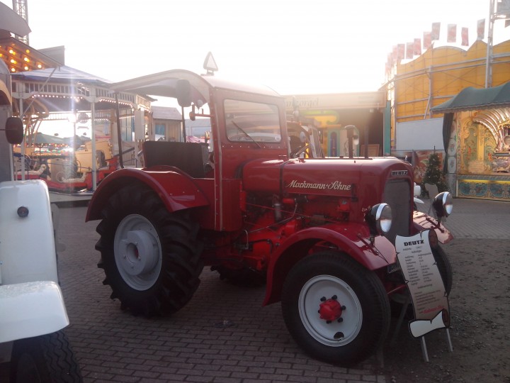Roter Trecker Oldtimer auf dem Oldenburg Kramermarkt 2015