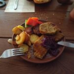 Lecker Essen. Teller mit Bratkartoffeln, Serviettenknödel, Paprika und Schnitzel (vegan)